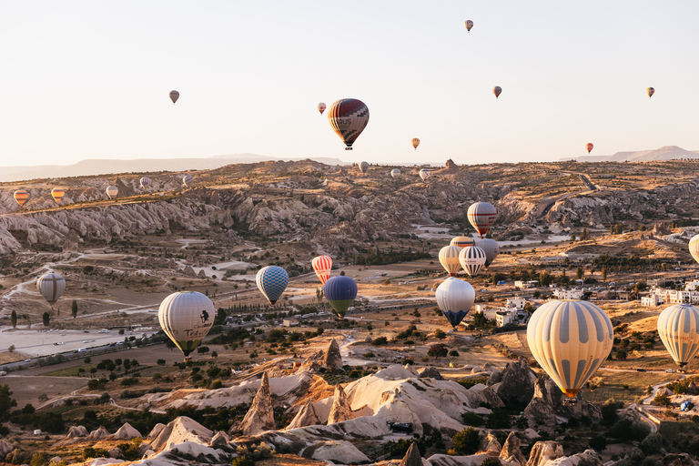 Capadócia: Passeio de balão de ar quente em Goreme com café da manhãVoo ao nascer do sol