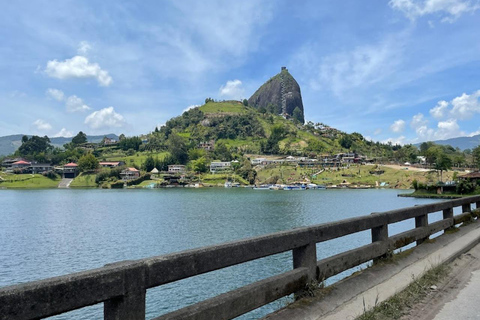 MEDELLIN: TOUR INGLÊS GUATAPE + PEÑOL VELHO + MALECON + BARCO RUMBERO