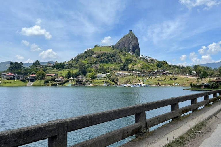 MEDELLIN: TOUR INGLÊS GUATAPE + PEÑOL VELHO + MALECON + BARCO RUMBERO