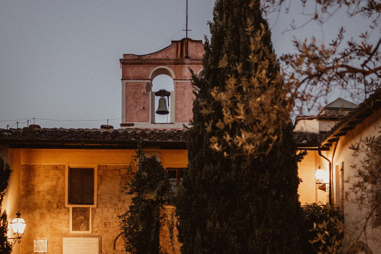 Winery tour and Tuscan wine tasting with culinary specialties