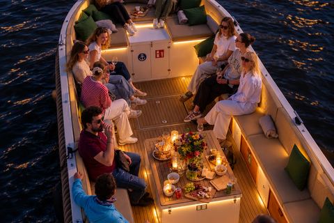 Amsterdam: Sunset & Evening Canal Cruise with Bar on Board Evening Cruise in Open Boat from Central Station