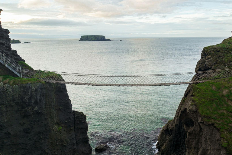 Belfast: Private Derry Transfer Tour via Giant's Causeway