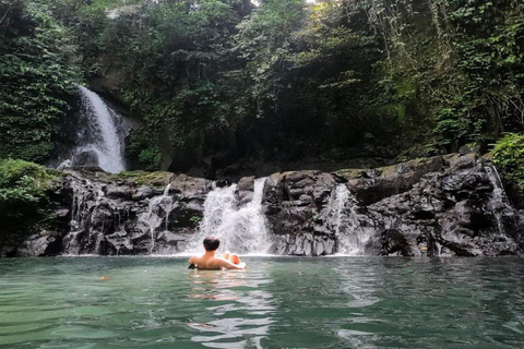 Bali: tour all'alba sul Monte Batur in jeep e alla cascata di Taman SariSolo tour in jeep condivisa (trasferimento)
