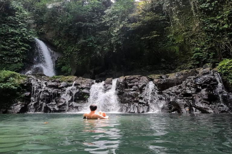Bali: tour all'alba sul Monte Batur in jeep e alla cascata di Taman SariSolo tour in jeep condivisa (trasferimento)