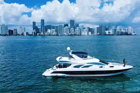 70ft Azimut tillgänglig i Miami för upp till 13 personer.