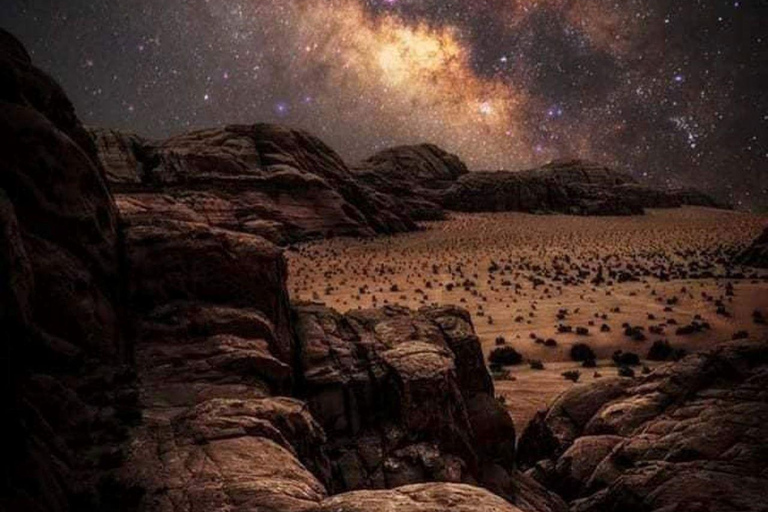 Wadi Rum : visite nocturne en jeep avec dîner et petit-déjeuner