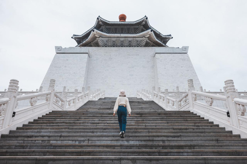 Taipei: Private Photoshoot at Iconic Landmarks Premium: 50 photos | 60 mins