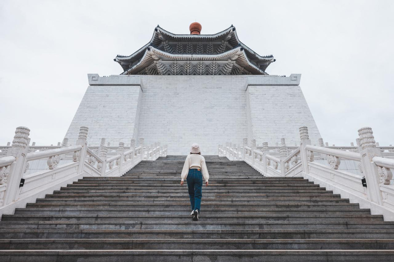 Taipei: Private Photoshoot at Iconic Landmarks Premium: 50 photos | 60 mins