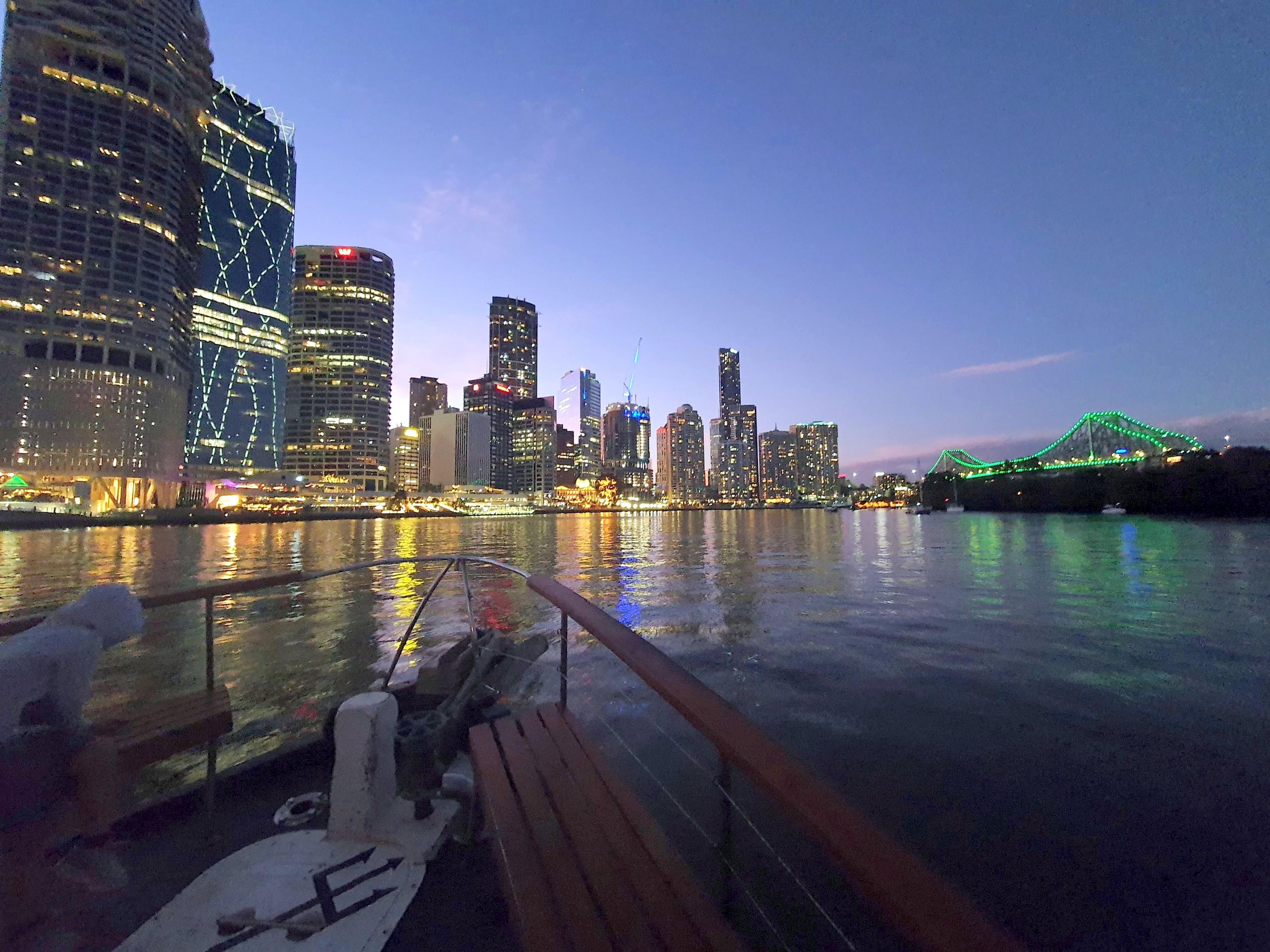 Brisbane: Sunset City Lights Cruise 17:30 oder 18:00 Uhr *saisonal