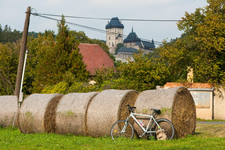 Radtour auf dem Land von Prag zur Burg Karlstejn