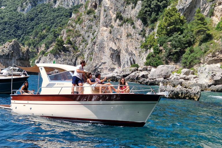 Tour privado en barco por la Costa Amalfitana 7,5Desde Capri Excursión en Barco por el Confort de Amalfi