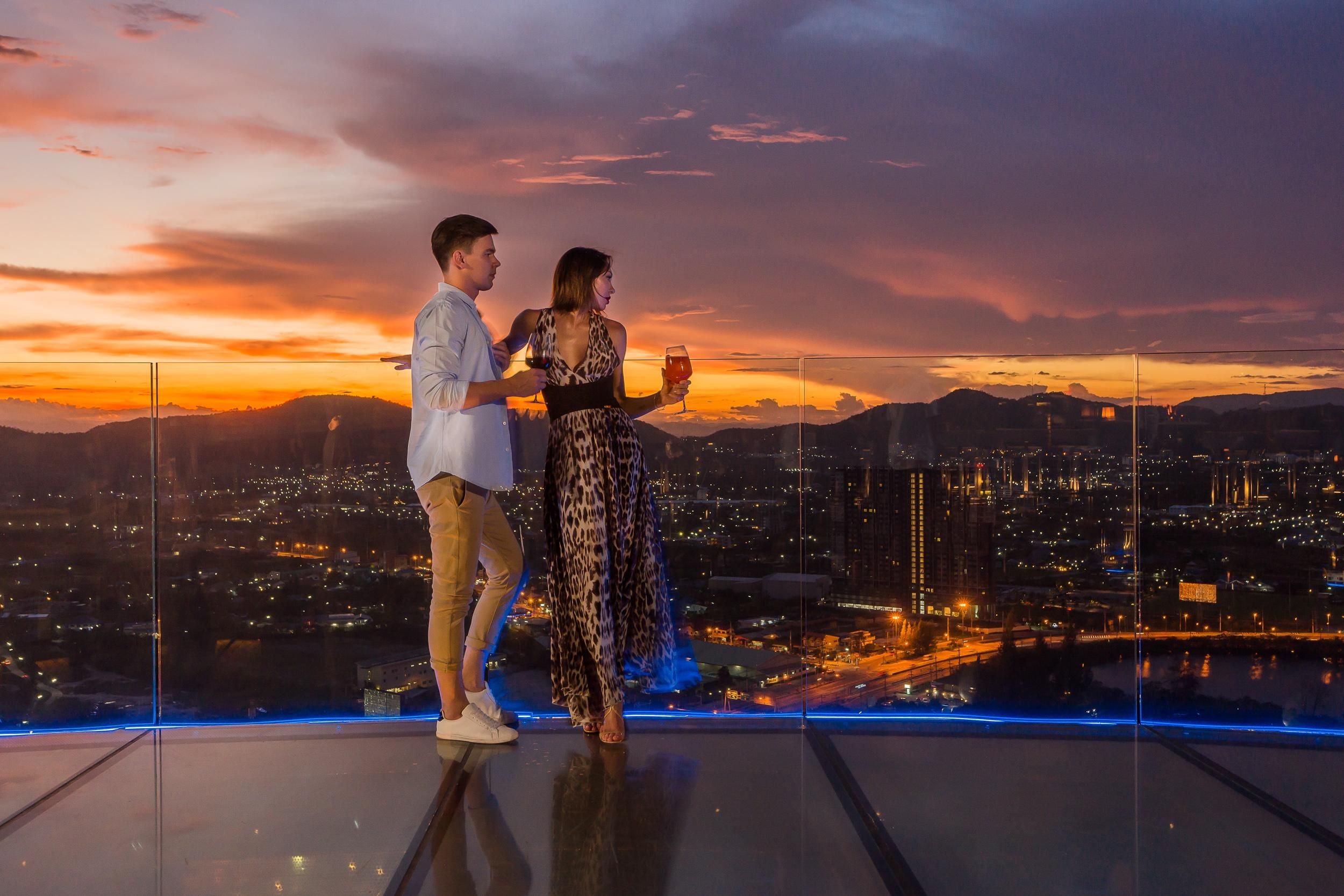 Hua Hin: Vana Nava Sky Bar Rooftop im Holiday Inn