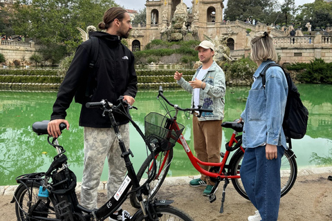 Barcelone : visite à vélo ou en vélo électrique, sites incontournables et anecdotes localesVisite privée