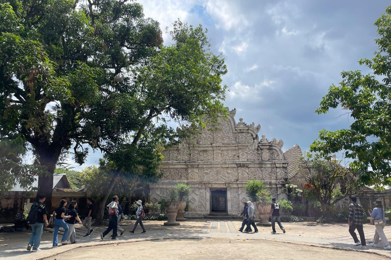 Yogyakarta: Sultan Palace and Water castle Guided Tour Water castle Guided Tour