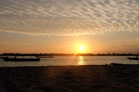 Gili Trawangan: SUP-paddleboarden bij zonsopgang met dronefotoGili Trawangan: Stand-up paddle met drone-opnames en gids