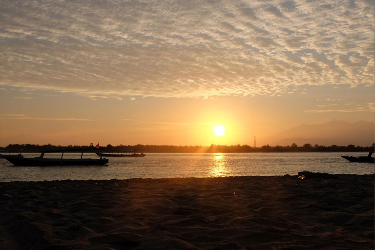Gili Trawangan: SUP-paddleboarden bij zonsopgang met dronefotoGili Trawangan: Stand-up paddle met drone-opnames en gids