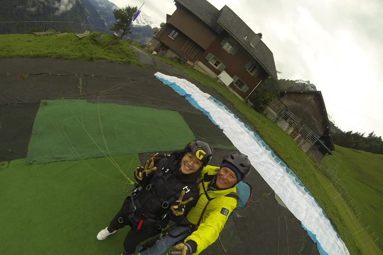 Tandem Paragliding Flight in LUCERNE / Professional – Safe – Executive Lucerne: Paragliding over Lake Lucerne in the Swiss Alps