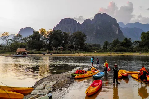 Vang Vieng: tirolina, kayak, karting