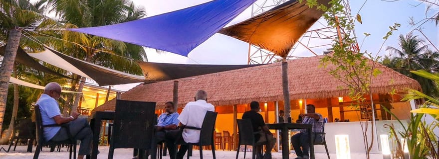 Aéroport de Velana : Excursion d'une journée sur l'île de Thulusdhoo, paradis du surf