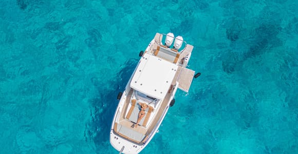 Cagliari: Luxury Motorboat Tour with 3 Swim Stops & Wine