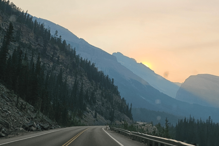 Translado privado de Banff/Canmore para o aeroporto de Calgary ou YYCPasseia num carro de luxo