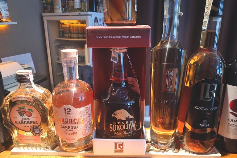 Degustación de rakia añejado premium búlgaro, embutidos y encurtidos