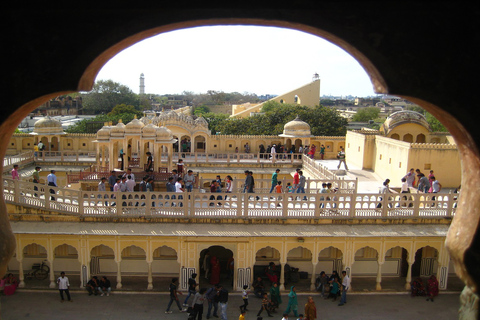 Jaipur: Un Gran Patrimonio en el Mismo Día - Heritage Rajasthanexcursión con almuerzo, entrada a los monumentos, coche y guía local solamente.