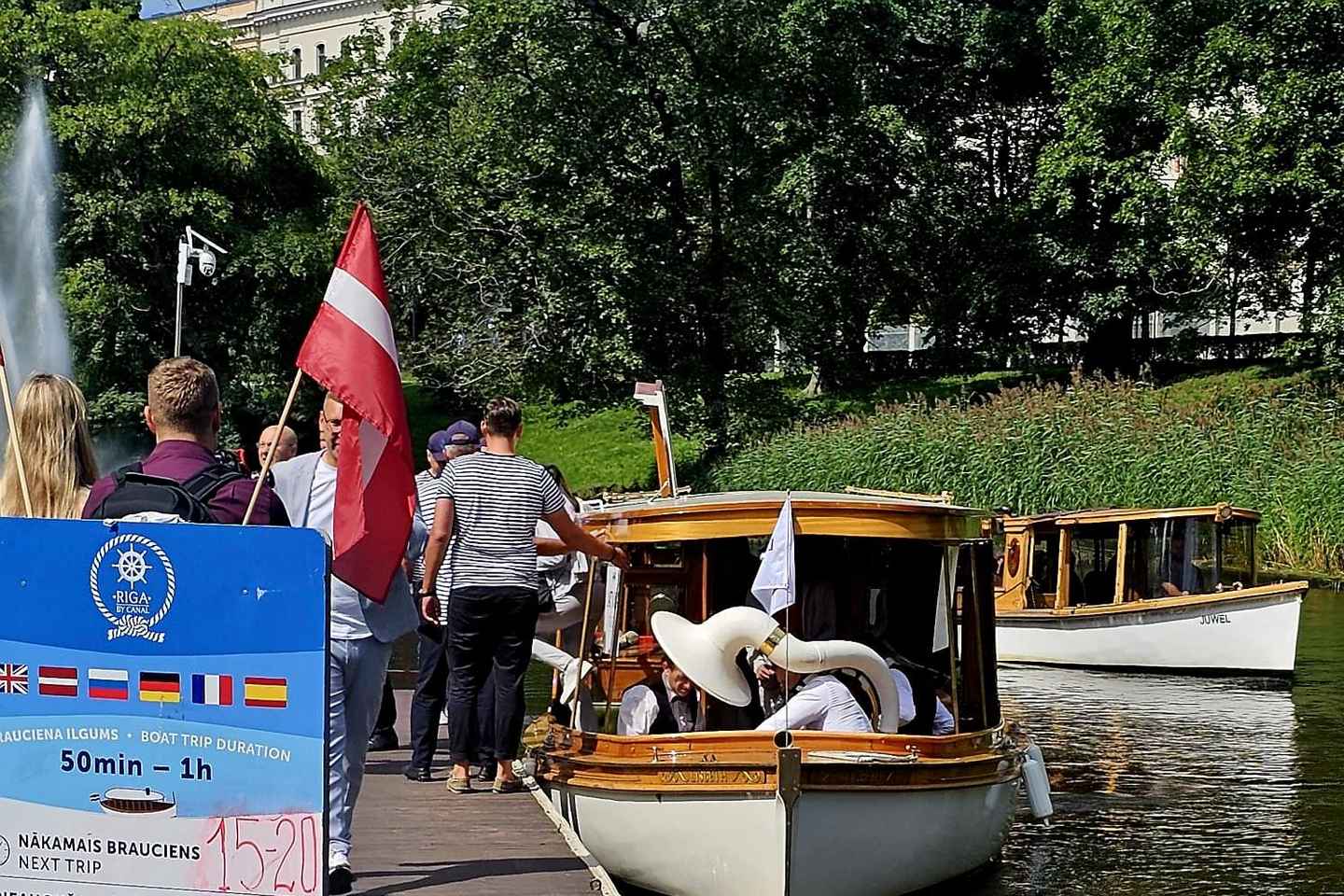 Recorrido turístico por Riga en barco por el canal