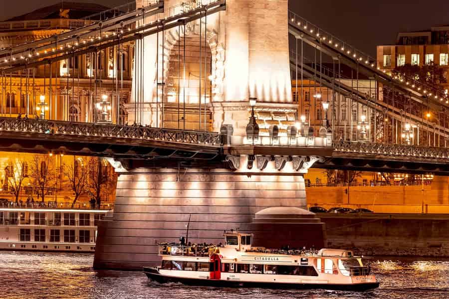 Budapest: Premium-Sightseeing-Kreuzfahrt mit Tokaj Frizzante. Foto: GetYourGuide