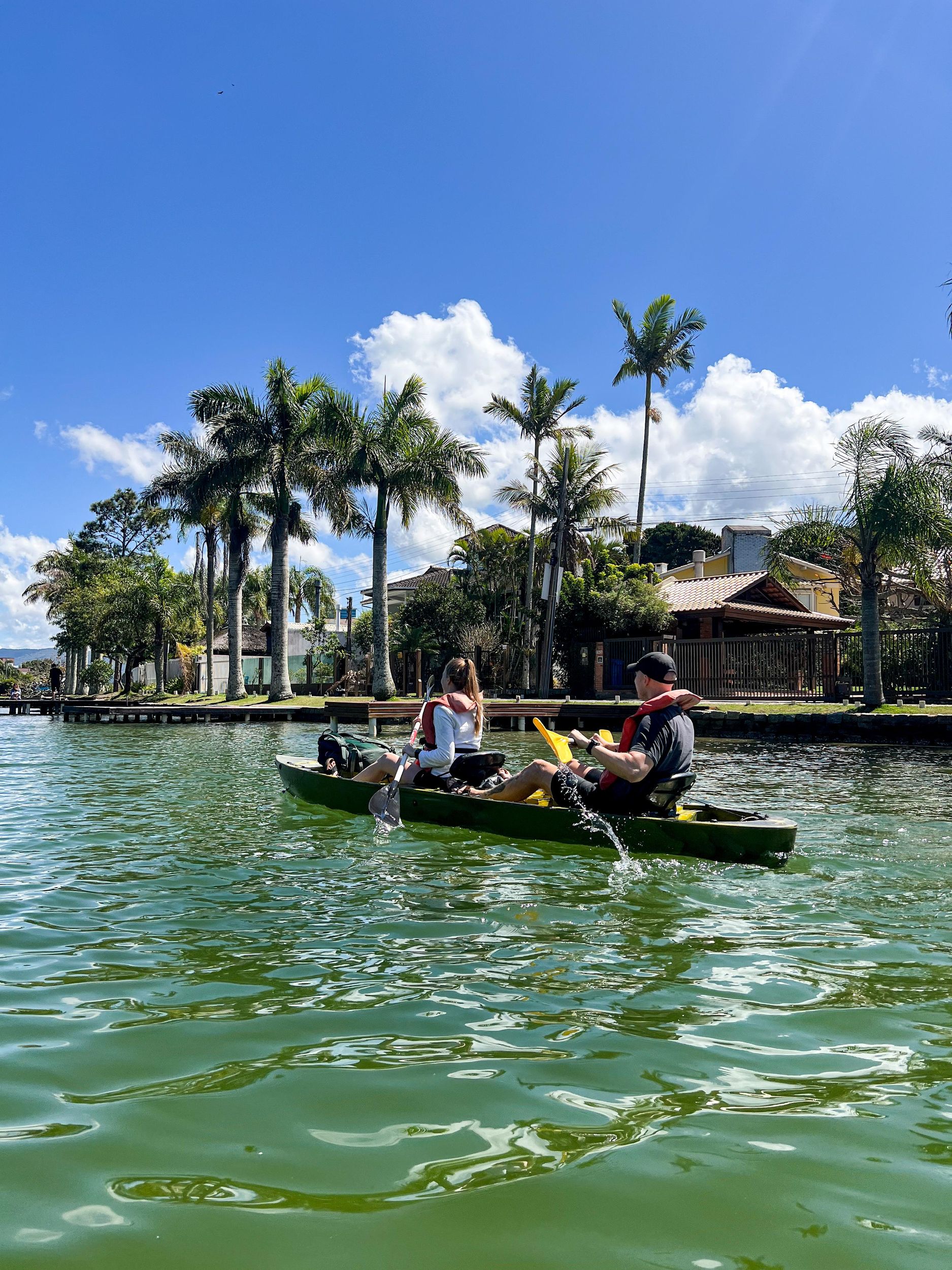 Floripa: Filmreife Kajak- & SUP-Tour zu geheimem Strand & Tierwelt