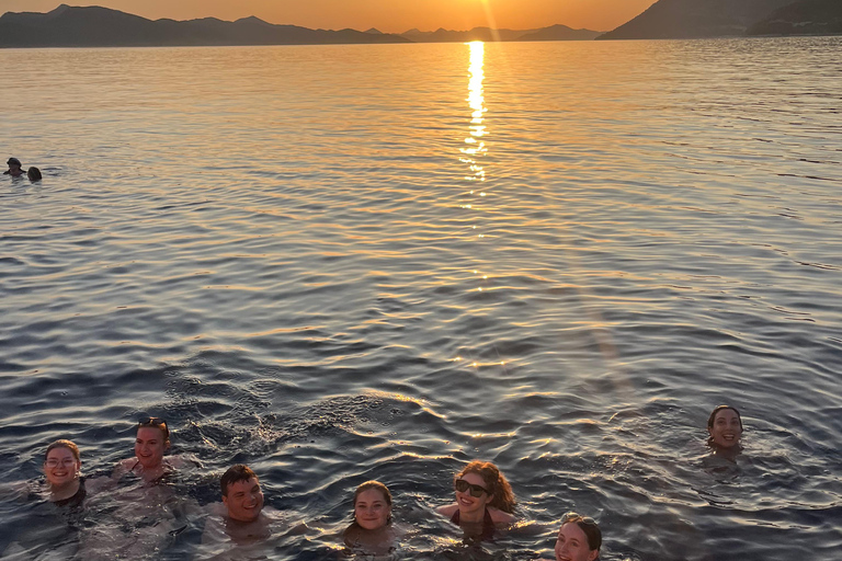 Dubrovnik: Sunset Boat Party with DJ & Blue Lagoon Swim Stop