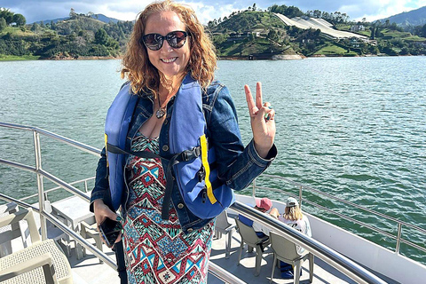 Guatapé: Boat Tour, Peñol Rock & Colorful Town with Meals