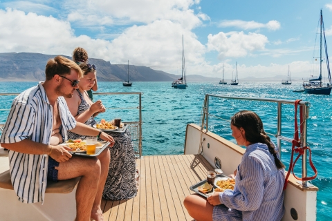 La Graciosa: Eilandcruise met lunch en wateractiviteitenLa Graciosa: luxe catamaranvaart met verse lunch