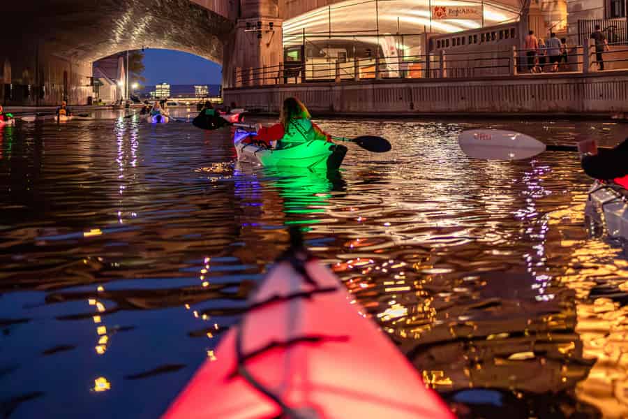 Ottawa: „Light At Night“-Kajak-Tour auf dem Rideau Canal. Foto: GetYourGuide