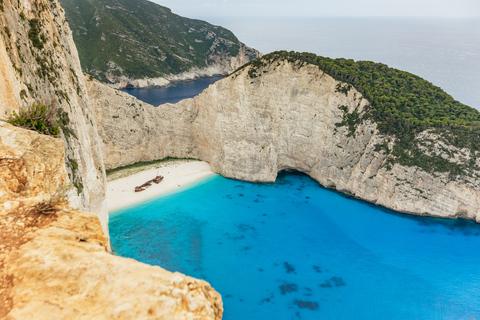 Île de Zante : plage de Navágio et visite des grottes bleues