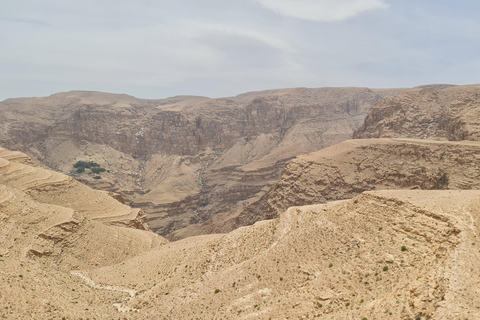 Muscat: Fins View, Wadi Jahal & Bimmah Tour