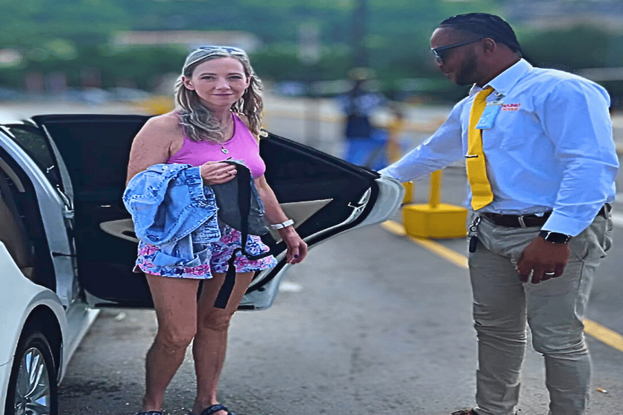 KINGSTON: Flughafentransfers One Way zu allen Hotels - privat. Foto: GetYourGuide KINGSTON: Flughafentransfers One Way zu allen Hotels - privat. Foto: GetYourGuide