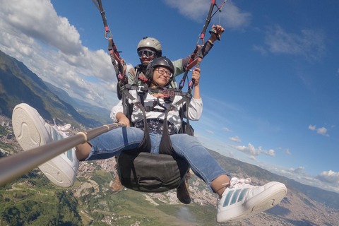 Medellin, San Felix: Paragliding Dejavu, die magische Erfahrung des FliegensMedellin, San Felix: Gleitschirmfliegen Dejavu, Stadtflug 20 min.