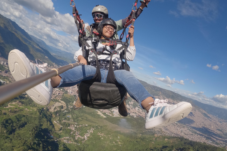 Medellin, San Felix: Paragliding Dejavu, die magische Erfahrung des FliegensMedellin, San Felix: Gleitschirmfliegen Dejavu, Stadtflug 20 min.