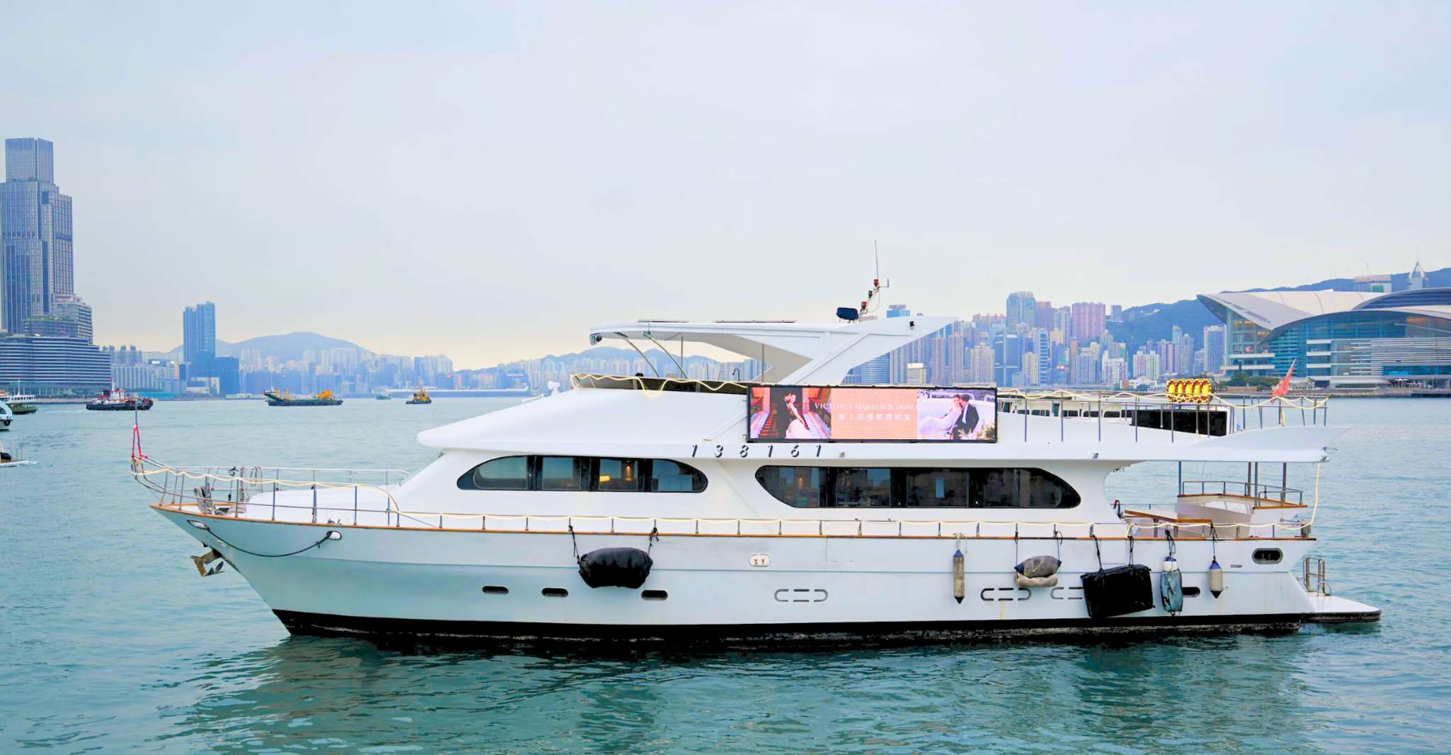 Hong Kong: Victoria Harbour Cruise with Free Camera Photos