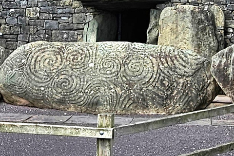 مقبرة نيوجرانج ممر نيوجرانج والمواقع الأيرلندية القديمة.