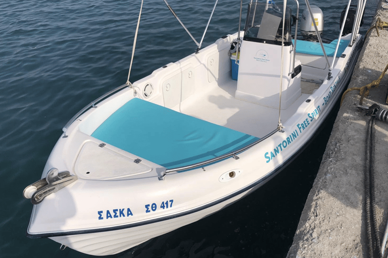 Santorini: Aluguel de barco sem licença com equipamento de mergulho com snorkel