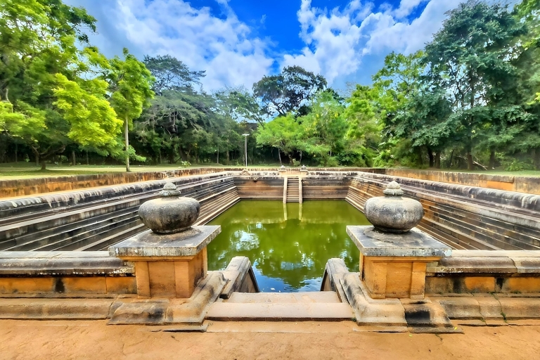 Anuradhapura: wycieczka tuk tukiem po starożytnym mieścieWieczorna wycieczka Tuk Tukiem
