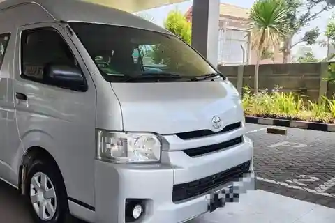 Surabaya: Private Car Charter with Driver in Group by Van