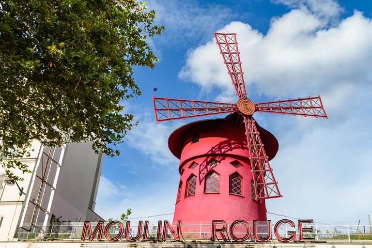 Paris: Experience the romance of Montmartre on a walk with a pro photographer Paris: Experience romance in Montmartre, a walk with a photographer in English