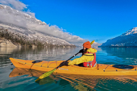 إنترلاكن: جولة الشتاء بقوارب الكاياك على بحيرة برينز