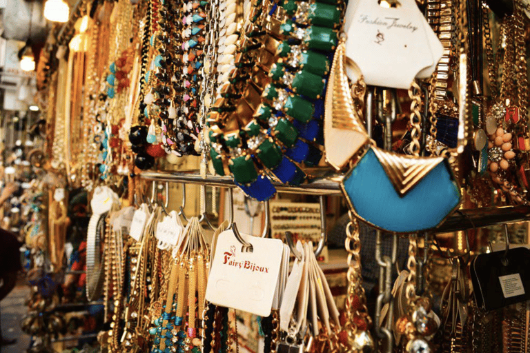 Mumbai: Authentic Shopping Experience with Local Guide Mumbai Half Day Shopping Tour Guide with Car