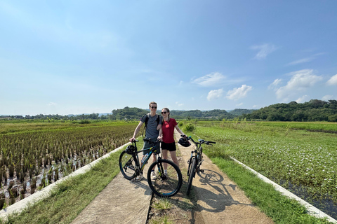 Yogyakarta: Village Cycling Tour with Local Snacks