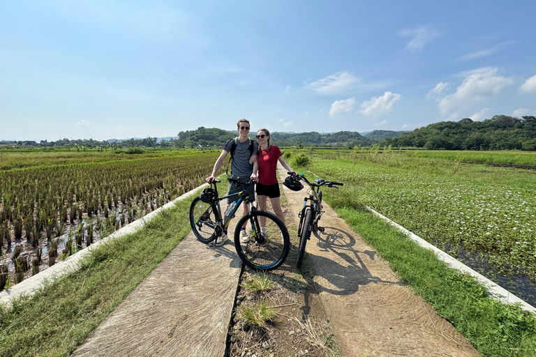 Yogyakarta: Village Cycling Tour with Local Snacks