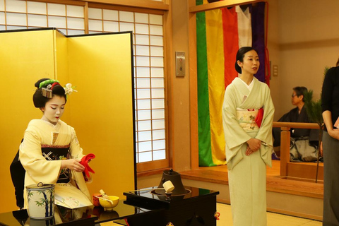 Maiko-dans en theeceremonie op een Noh-podium in Kyoto